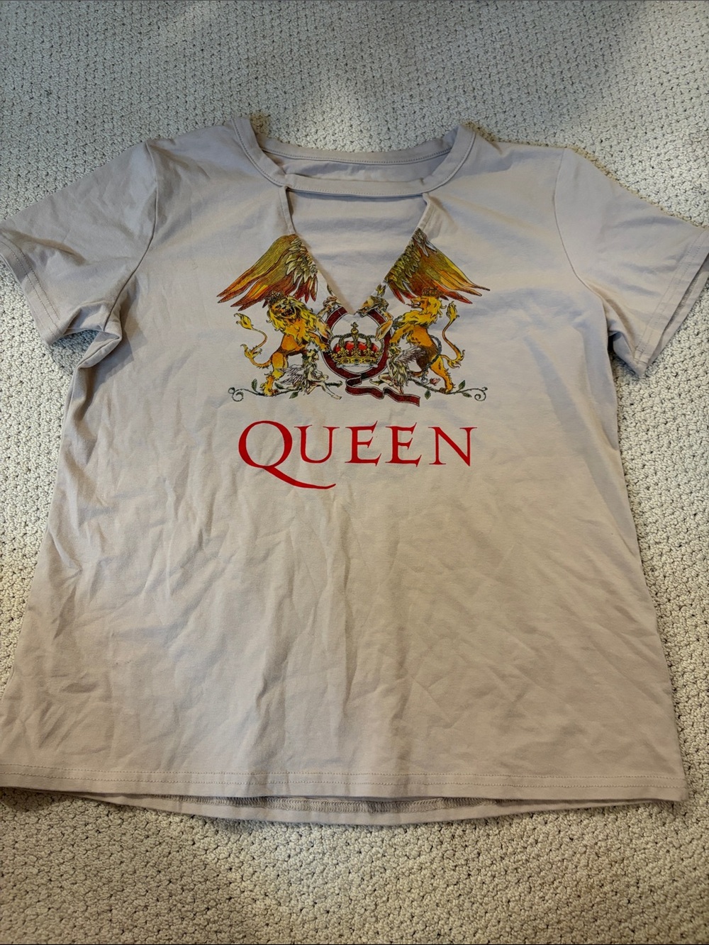 Queen Graphic Short Sleeve Tee in Light Pink